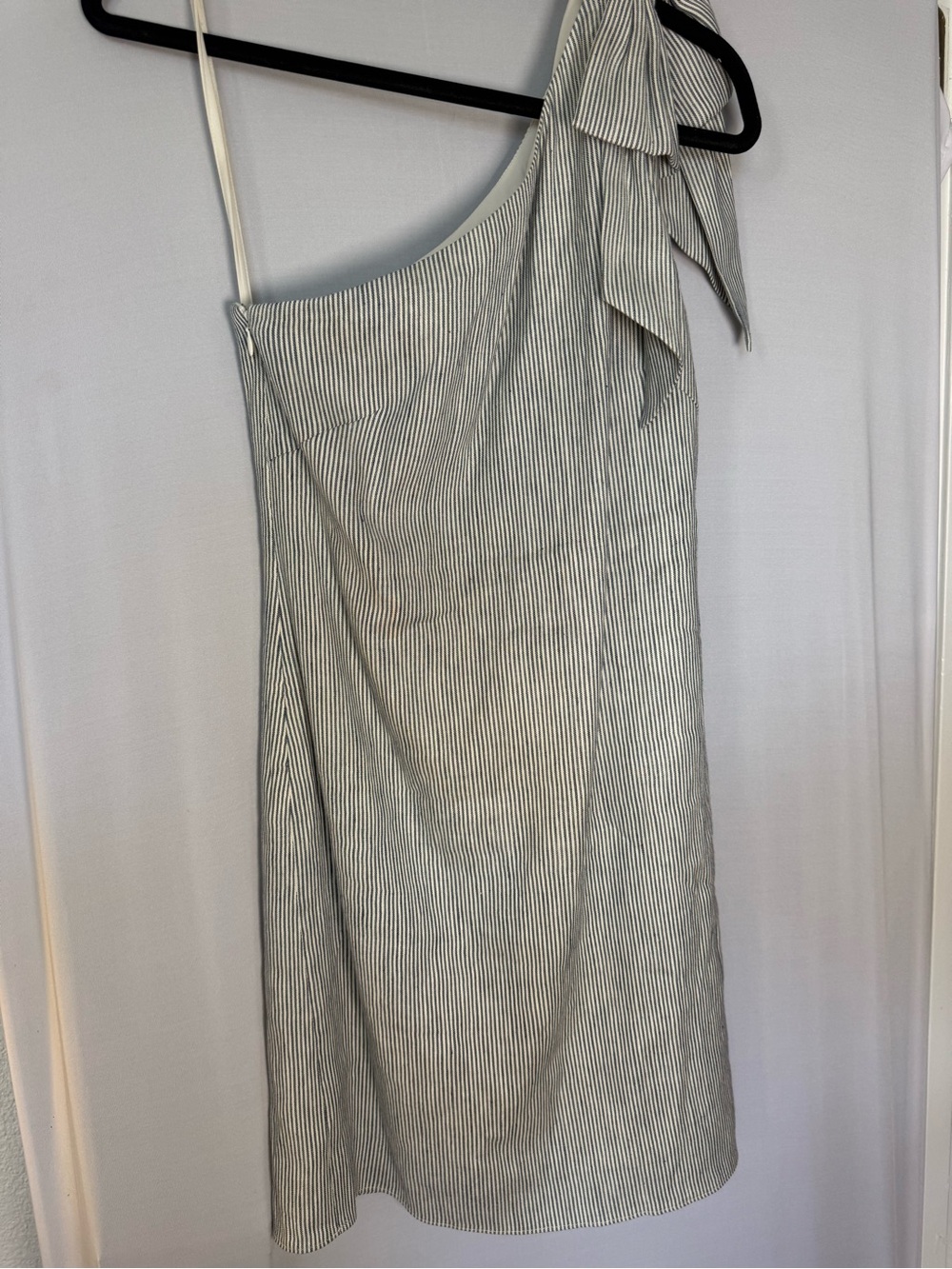 ANTONIO MELANI White and Black Striped One-Shoulder Dress with Bow